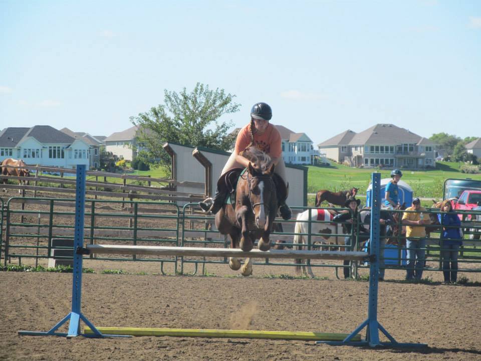 Cuddles winning a puissance class